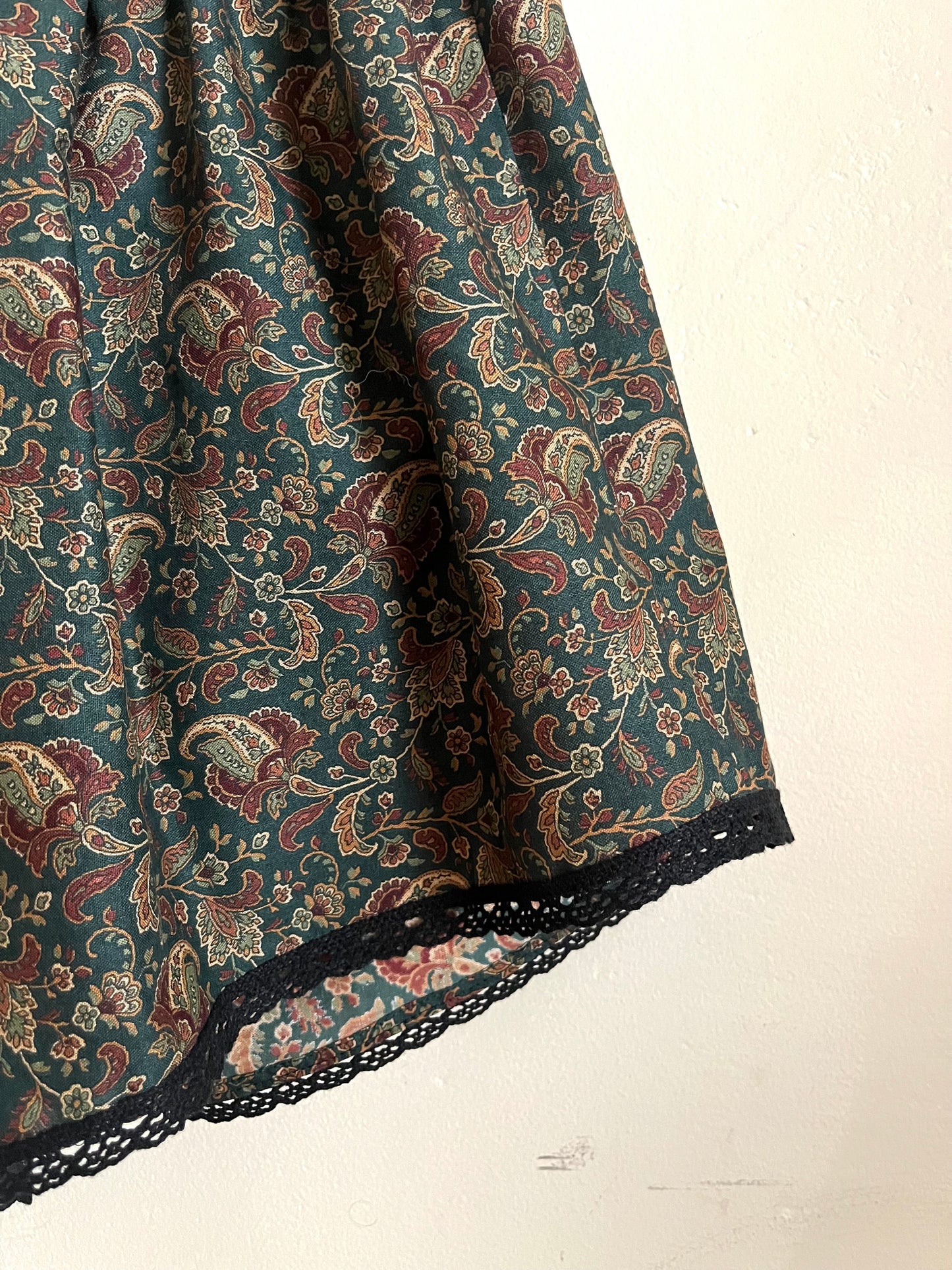 Picnic Short in Evergreen Paisley