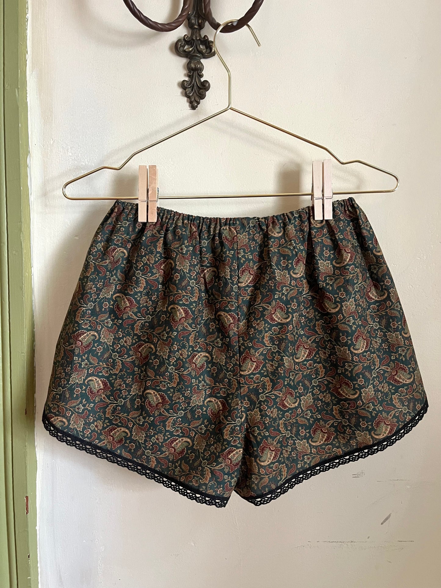 Picnic Short in Evergreen Paisley