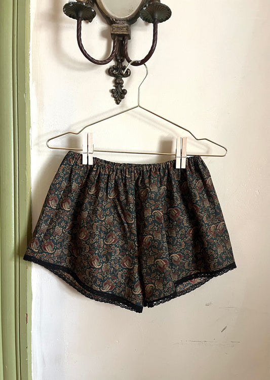 Picnic Short in Evergreen Paisley