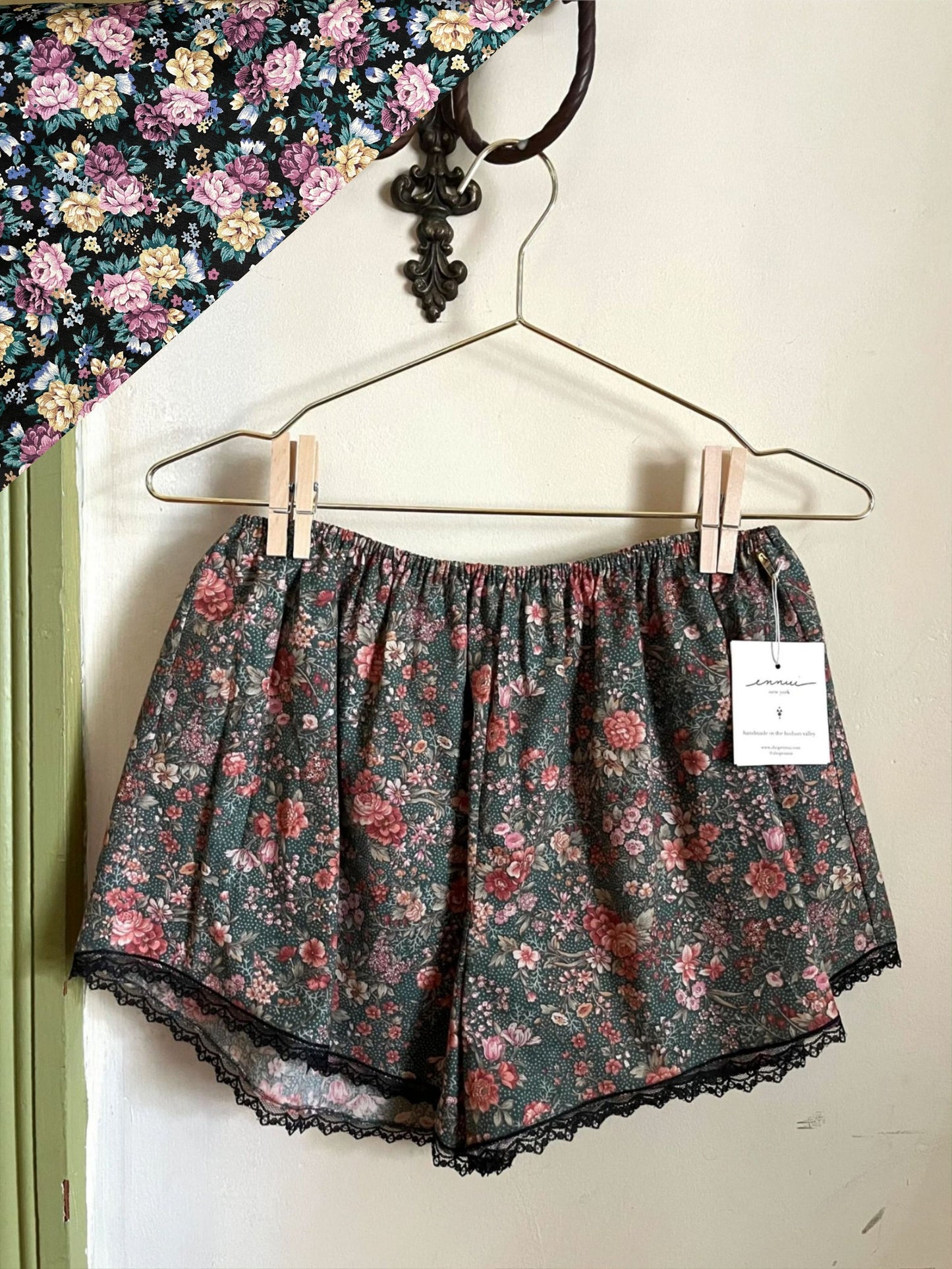 Picnic Short in Night Botanique